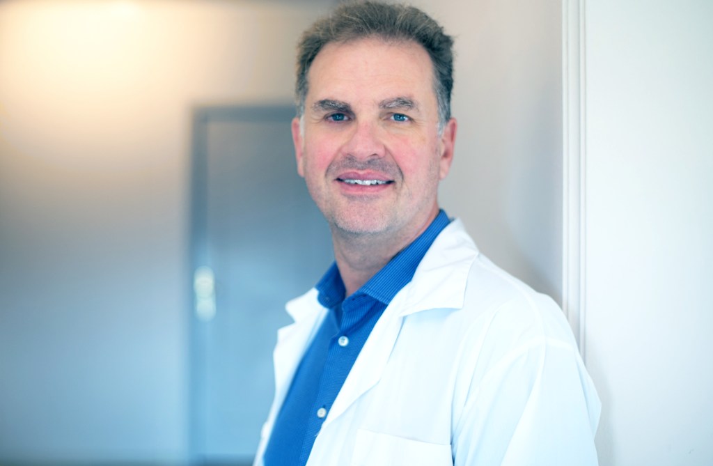 Ο Δρ. Μπαρλογιάννης στο Ιατρείο.